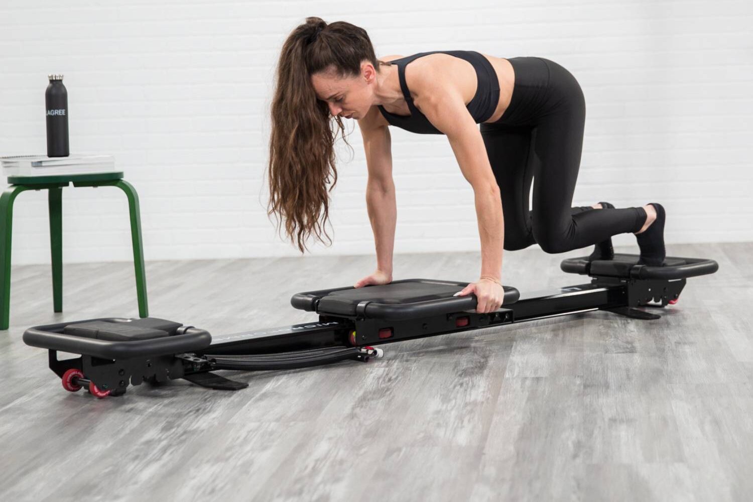 Home Femme faisant un exercice de fitness Lagree sur microformer dans un studio