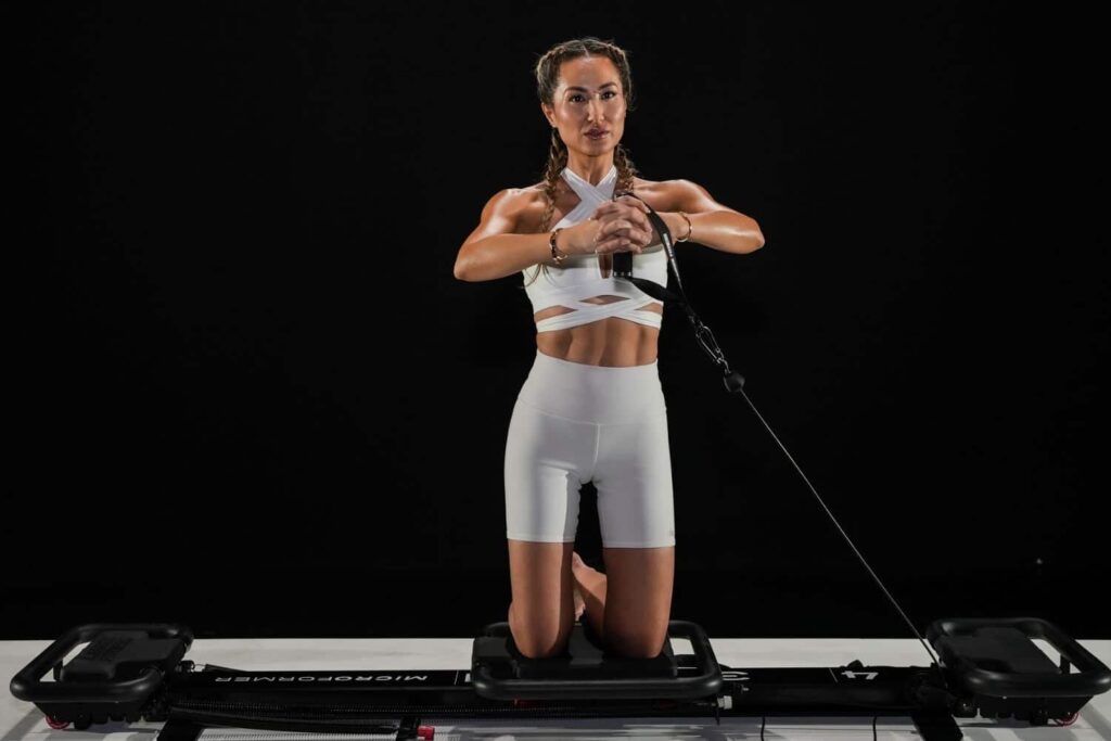 Femme faisant un exercice de fitness Lagree sur microformer dans un studio