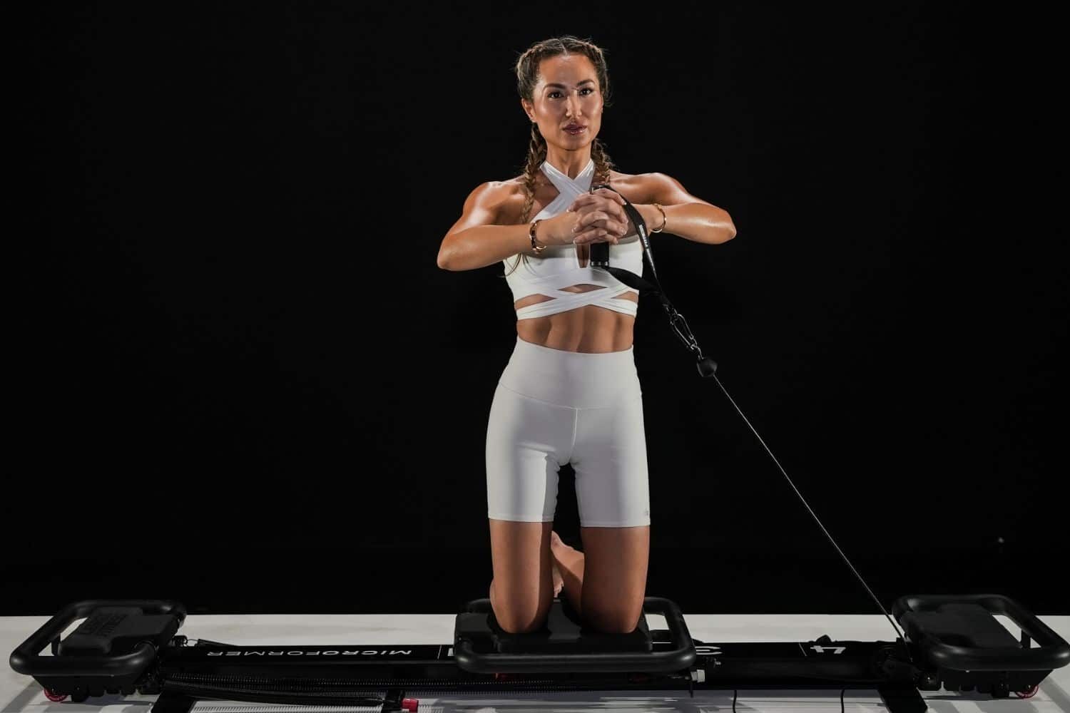 Home Femme faisant un exercice de fitness Lagree sur microformer dans un studio