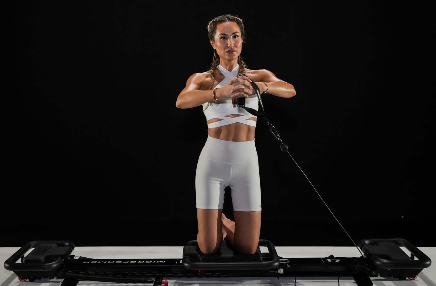 Femme faisant un exercice de fitness Lagree sur microformer dans un studio