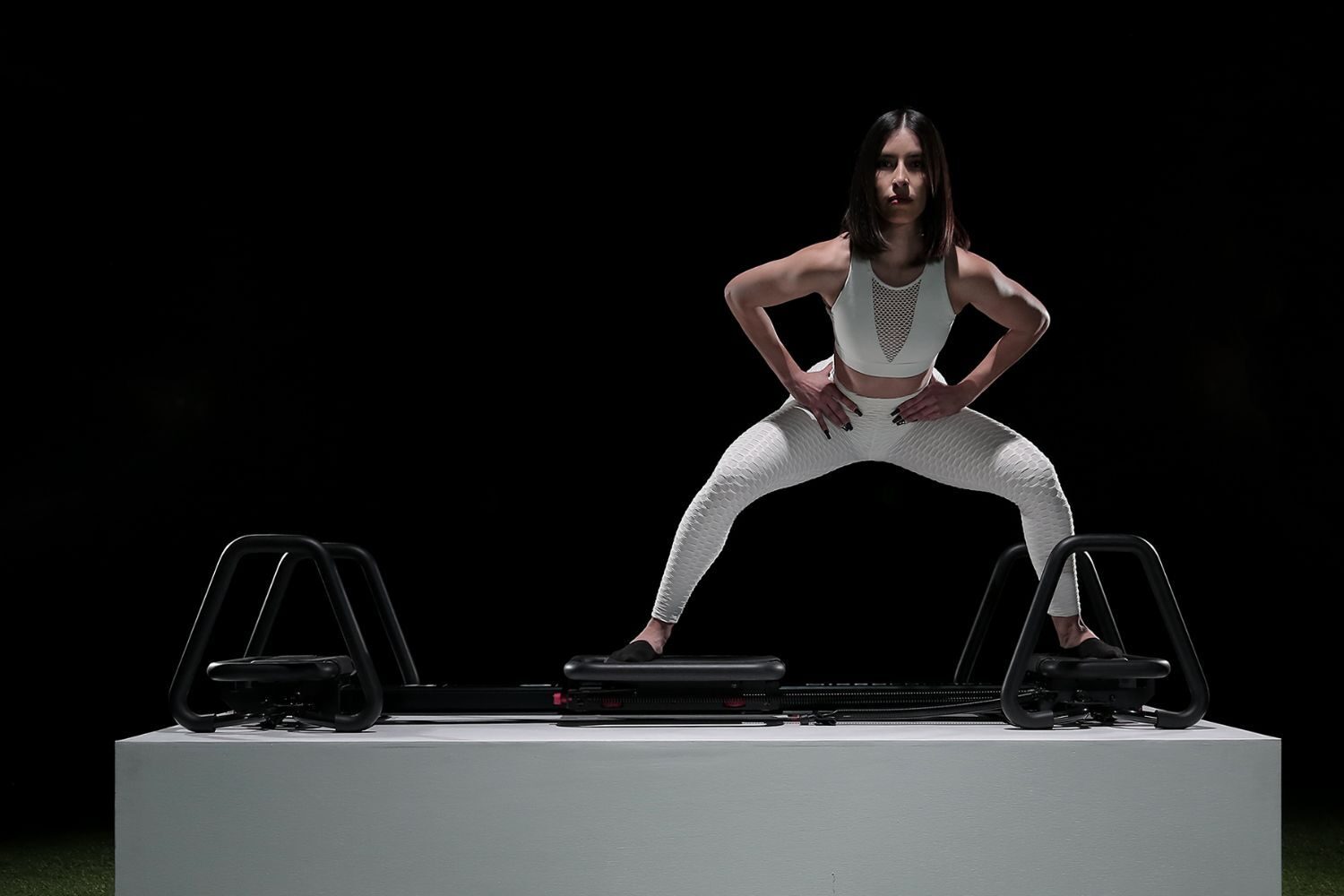 Home Femme faisant un exercice de fitness Lagree sur microformer dans un studio