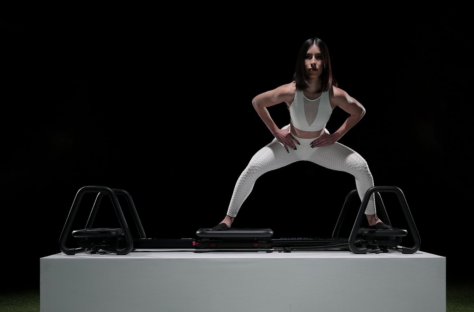Femme faisant un exercice de fitness Lagree sur microformer dans un studio